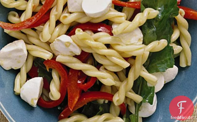 Nudeln mit Paprika und Mozzarella