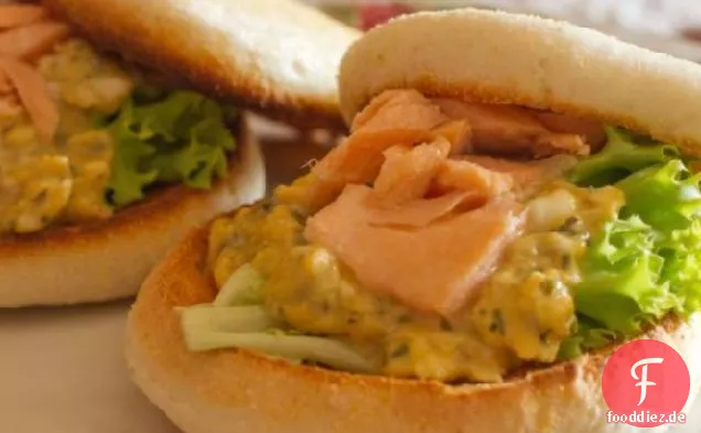 Englischer Muffin mit Estragonei und geräuchertem Lachs
