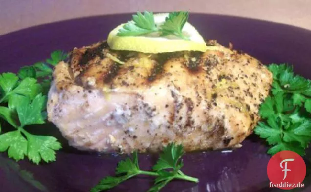 Citrus infundierter Lachs mit einer Zitrus-Pfeffer-Kruste.