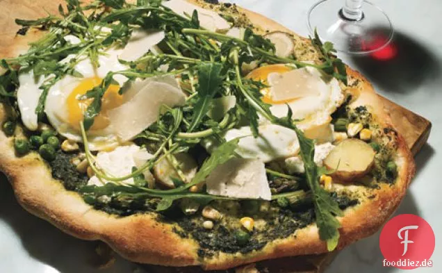 Fladenbrot mit Rucola, Spargel und Spiegelei
