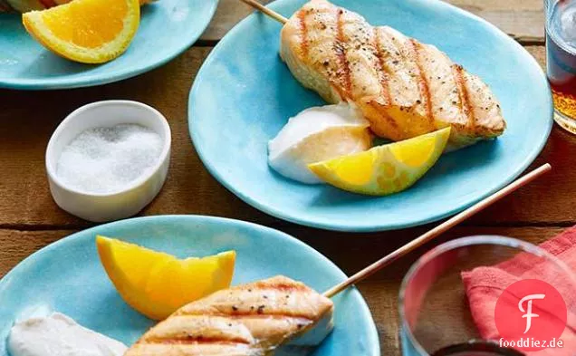 Gewürzte Lachs-Kebabs mit Joghurtsauce