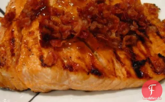 Bourbon glasierter Lachs mit Erdnüssen und Speck