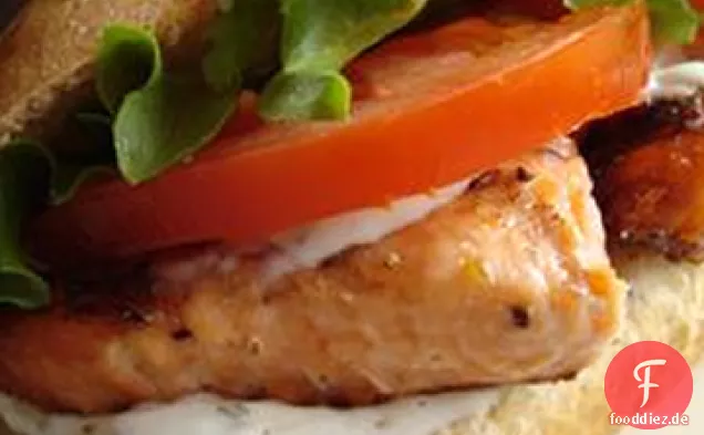 Gegrilltes Lachssandwich mit Dillsauce