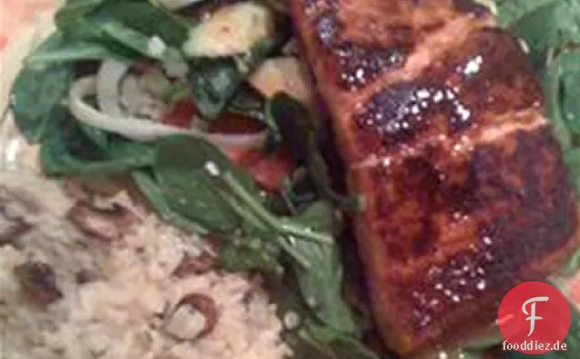 BBQ Lachs über gemischten Greens