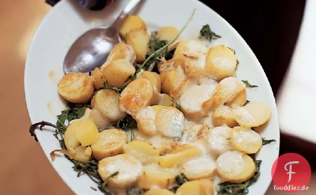 Warmer neuer Kartoffelsalat mit Taleggio und Rucola