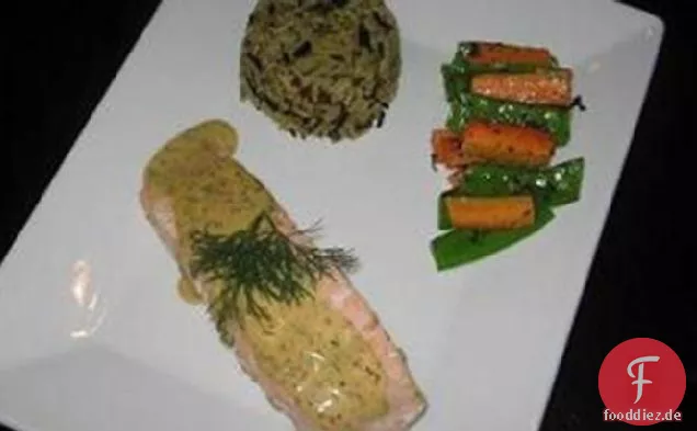 Pochierter Lachs mit einer Senf-Dill-Sauce