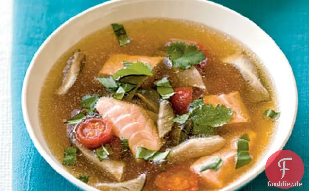 Heiß-saure Suppe mit Lachs und Austernpilzen