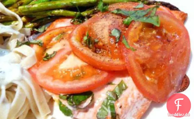 Gegrillter Lachs Mit Tomaten und basilikum Rezept