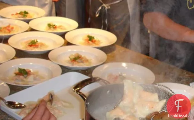 Thai geröstete Chili Lachs Knödel in Zitronengras Kokosbrühe
