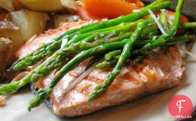 Gegrillter Knoblauch Spargel und Lachs