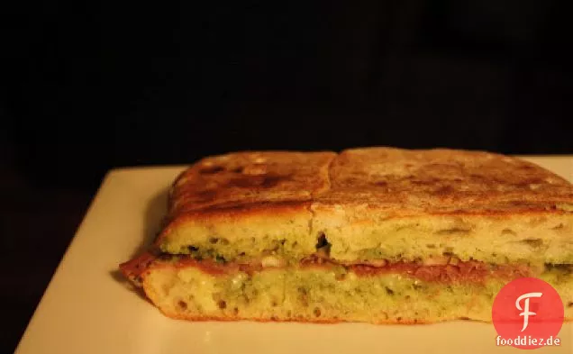 Prosciutto & Fontina Panini mit Rucola-Pesto und eingelegtem Shal