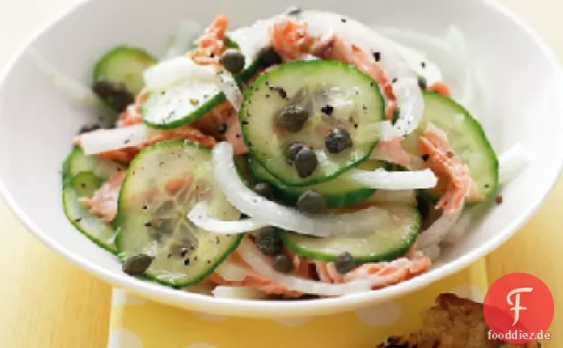 Zwiebel-Gurken-Salat mit Lachs