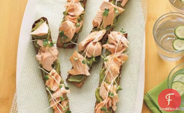 Offene Lachs-Sandwiches mit Avocado-Wasabi-Aufstrich