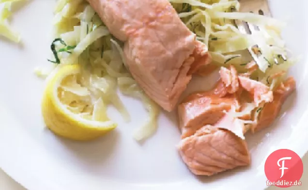 Pochierter Lachs mit sautiertem Kohl