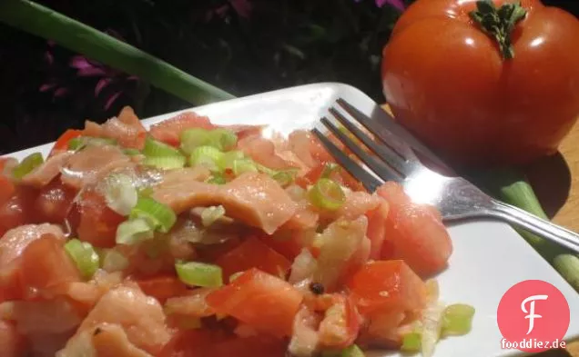 Gesalzener Lachs und Tomatensalat mit Zwiebeln (auch bekannt als Lomi Lomi Lachs