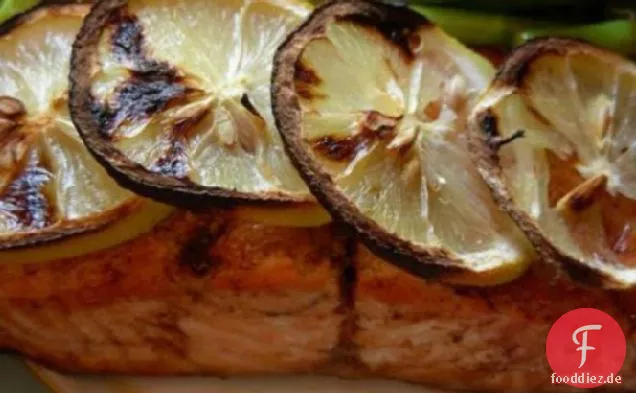 Pfanne gebratener Zitronen-Soja-Lachs