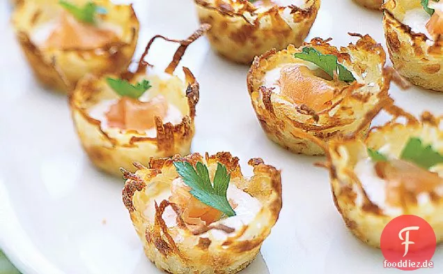 Kartoffelnester mit saurer Sahne und geräuchertem Lachs