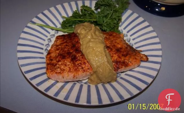 Kleine Räucherlachs Gurkenbecher mit gepfefferter Creme Fraiche