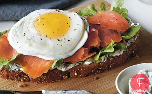 Geräucherter Lachs und Ei Sandwich