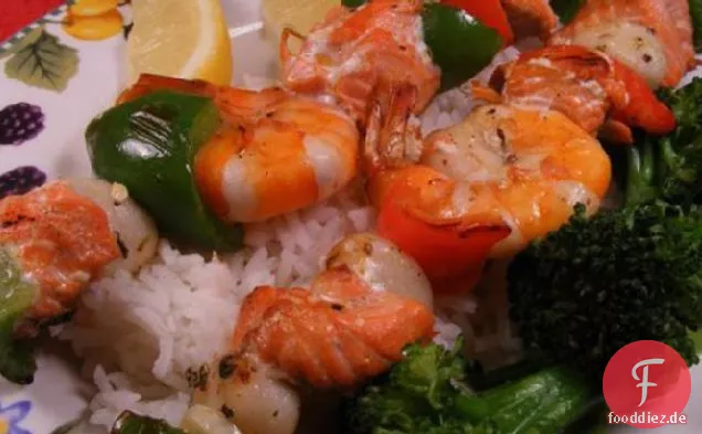Griechische Lachs- und Meeresfrüchtespieße