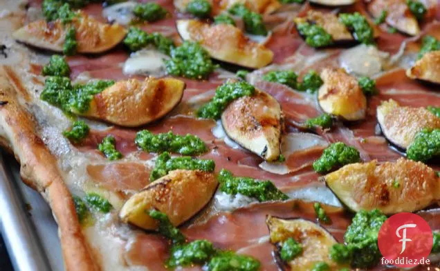 Gegrillte Pizza mit Feigen, Schinken, Gorgonzola und Rucola-Pesto