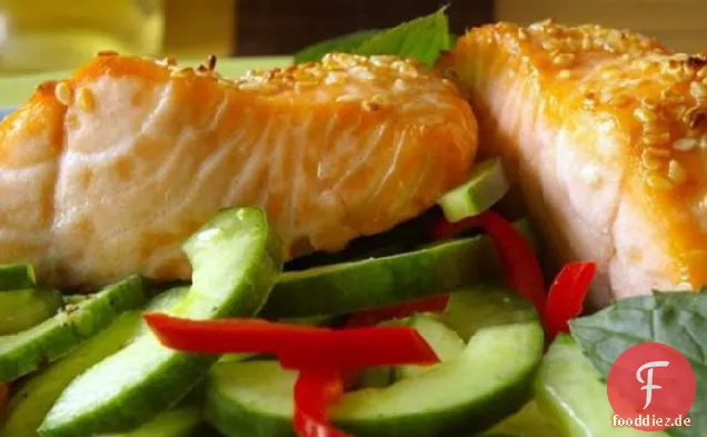 Gebratener Lachs mit Chili geprägten Gurken