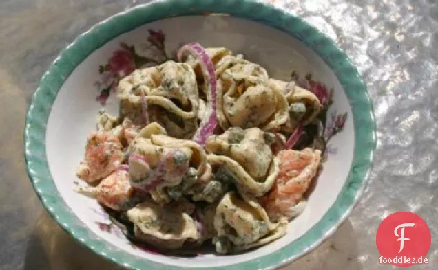 Geräucherter Lachs und Tortellini-Salat