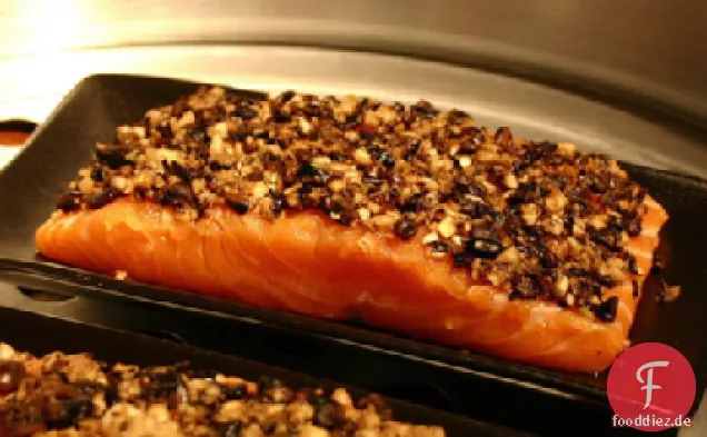 Schwarze Bohnen und Salsa Lachs