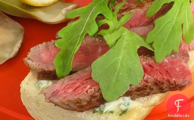 Rinderfilet-Sandwiches mit Kräutermayonnaise und Rucola