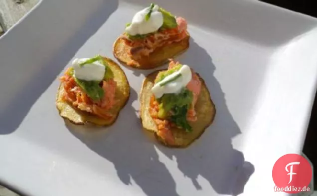 Chips Mit Geräuchertem Lachs und Avocado-Salsa