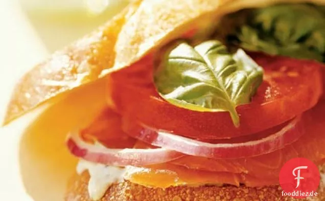 Geräuchertes Lachs-Tomaten-Basilikum-Sandwich