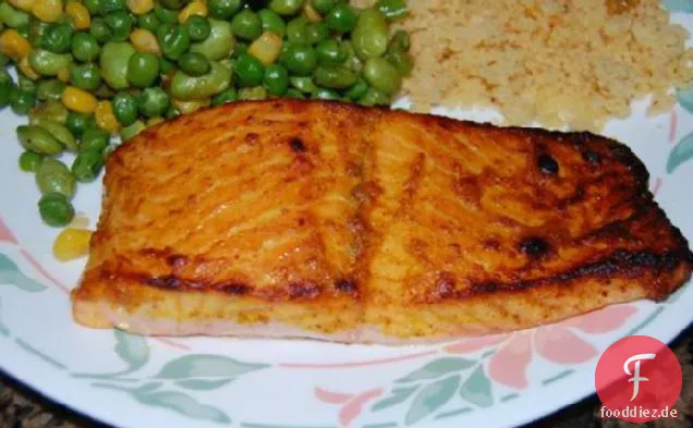 Gewürzter Lachs mit Senfsauce