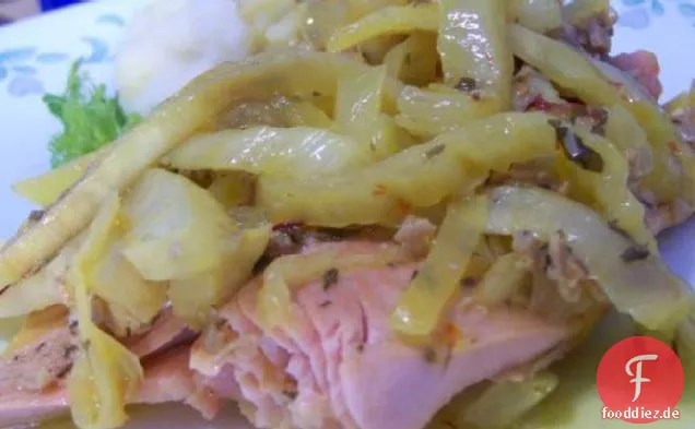 Pochierter Lachs Schwimmen auf Fenchel mit Safran und Muscheln