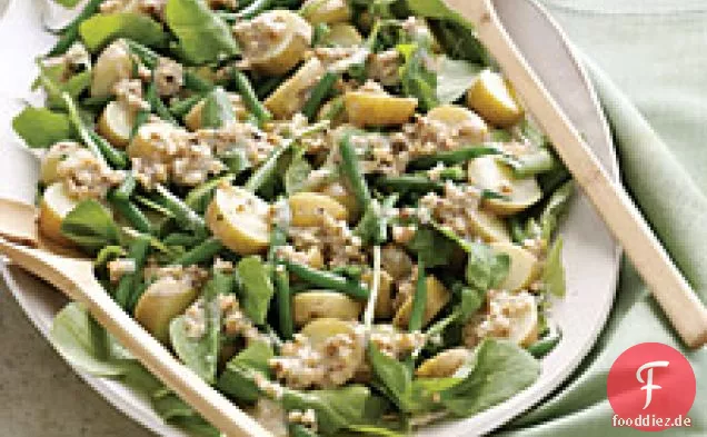 Rucola-, Kartoffel- und grüner Bohnensalat mit cremigem Walnussdressing