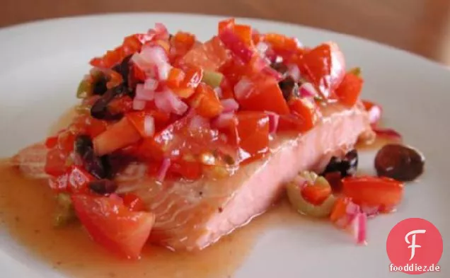 Gebackener Lachs mit schwarzer Oliven-Salsa