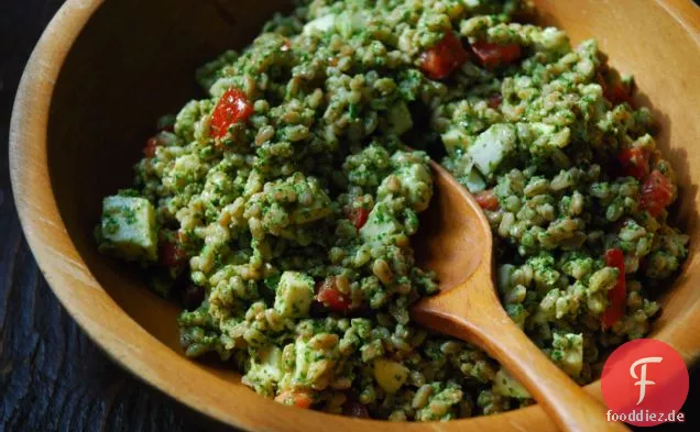 Farro & Frischer Mozzarella Salat mit Rucola Walnuss Pesto
