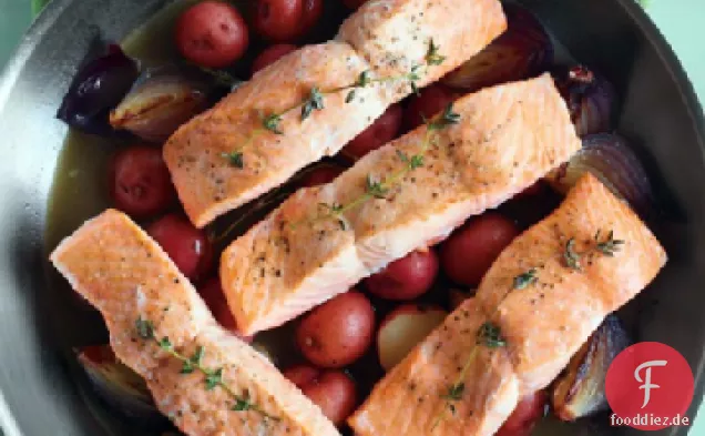 Lachs mit Kartoffeln und roten Zwiebeln