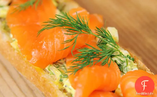 Baguette mit offenem Gesicht mit geräuchertem Lachs und Sauce Tartar