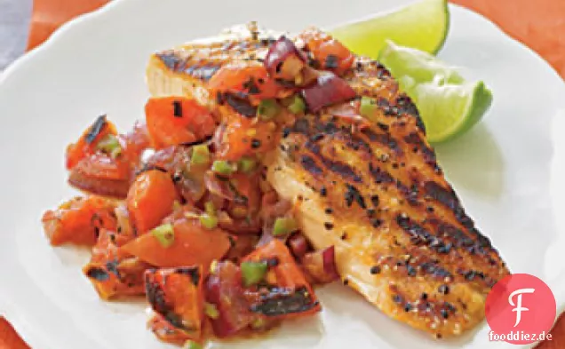 Gegrillter Lachs mit Tomaten-Oliven-Salsa