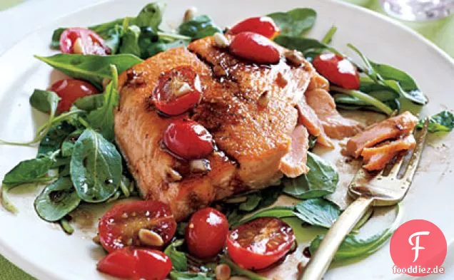 Sautierter arktischer Saibling und Rucola-Salat mit Tomatenvinaigrette