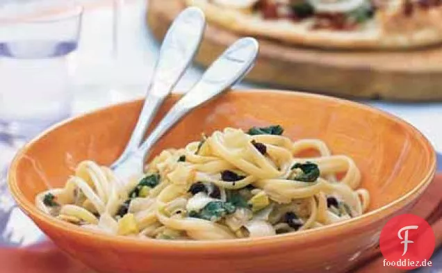 Pasta mit karamellisiertem Zwiebeltrio, Rucola und Mozzarella