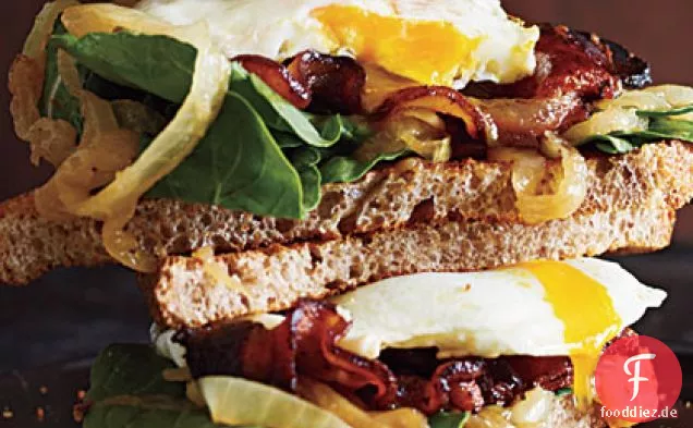 Speck-Ei-Sandwiches mit karamellisierten Zwiebeln und Rucola