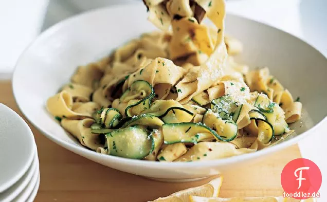 Bandnudeln mit Zucchini, Sardellen und Minze
