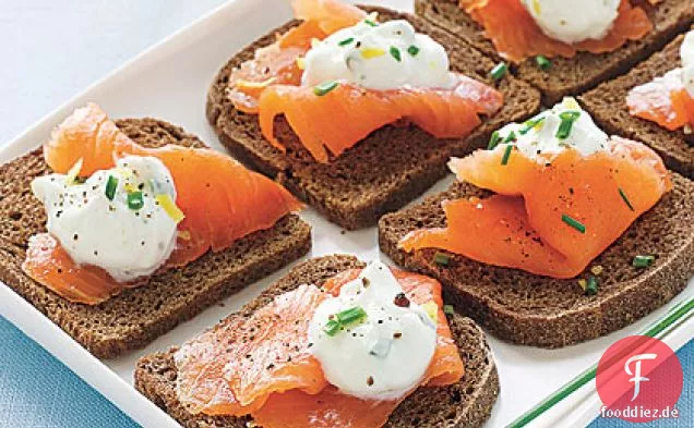Pumpernickel-Toast mit Räucherlachs und Zitronen-Schnittlauchcreme