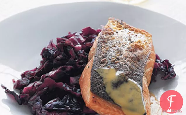 Knackiger Lachs mit geschmortem Rotkohl und Senfsauce