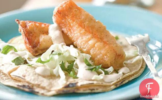 Bier-zerschlagene Lachs-Tacos mit Chipotle Crema