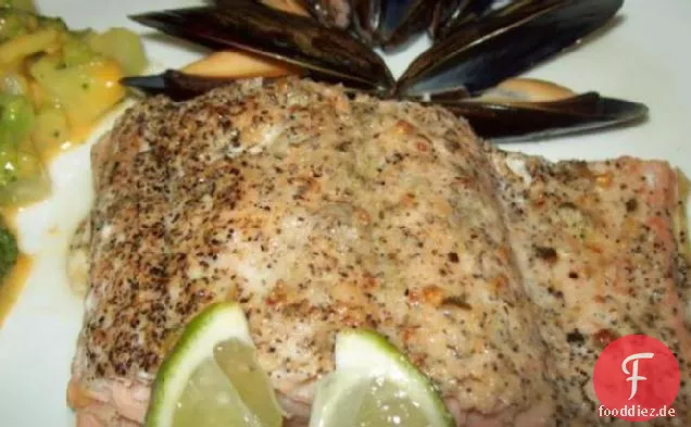 Gebratener Lachs mit schwarzem Pfeffer und Limette reiben