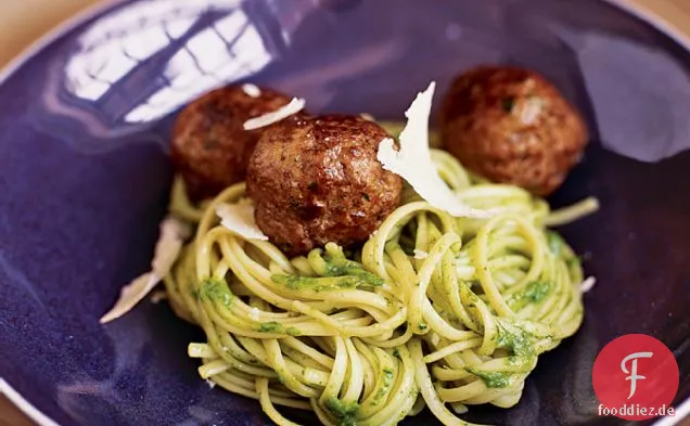 Tagliarini mit Mandel-Rucola-Pesto und Fleischbällchen