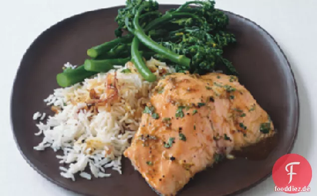Limetten- und honigglasierter Lachs mit Basmati und Broccolini