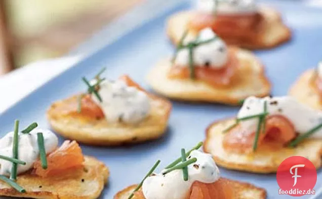 Frische Mais-Blinis mit Räucherlachs und Schnittlauchcreme